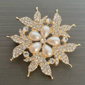 Elegant Gold and Cream Floral Brooch - NWOT